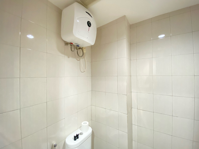 Bathroom 5, Homey 2BR Apartment at Mekarwangi Square Cibaduyut By Travelio, Bandung