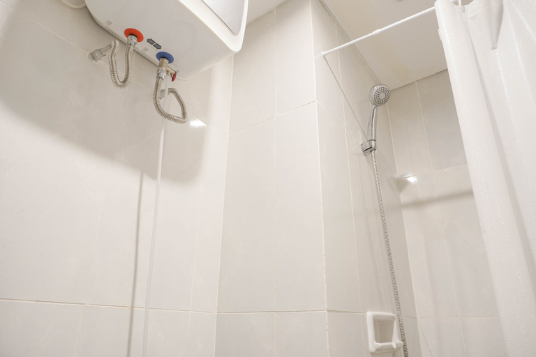 Bathroom 5, Cozy Stay 2BR at Serpong Garden Apartment By Travelio, Tangerang