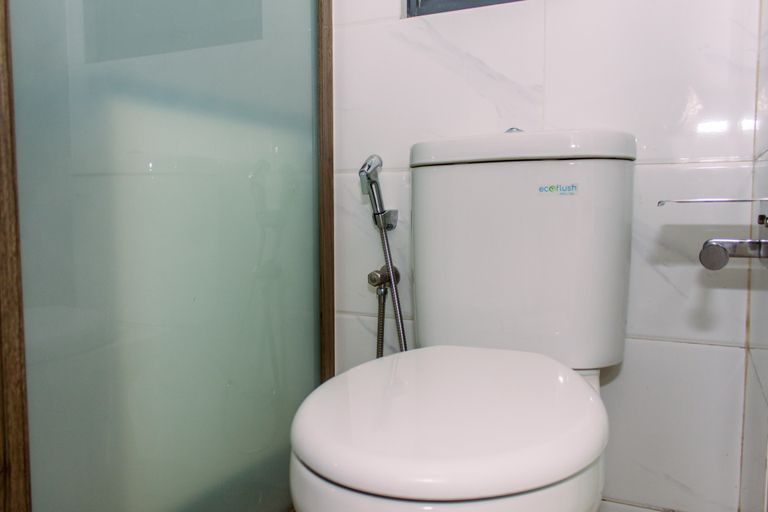 Bathroom 5, Minimalist and Warm 2BR at Sky House BSD Apartment By Travelio, Tangerang Selatan
