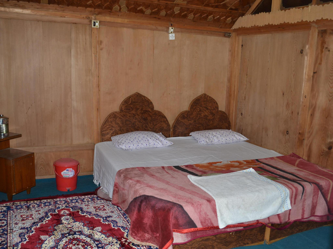 Bedroom 2, Houseboat Switzerland, Srinagar