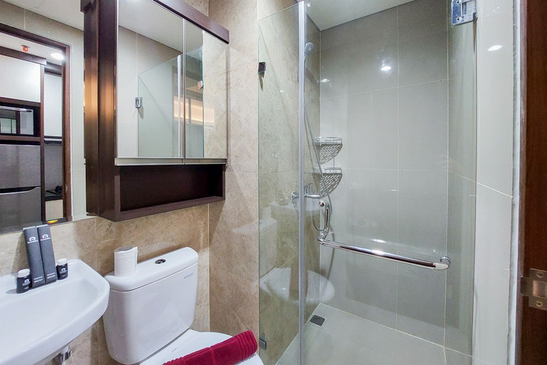 Bathroom 5, Fancy and Nice Studio at Transpark Bintaro Apartment By Travelio, Tangerang Selatan