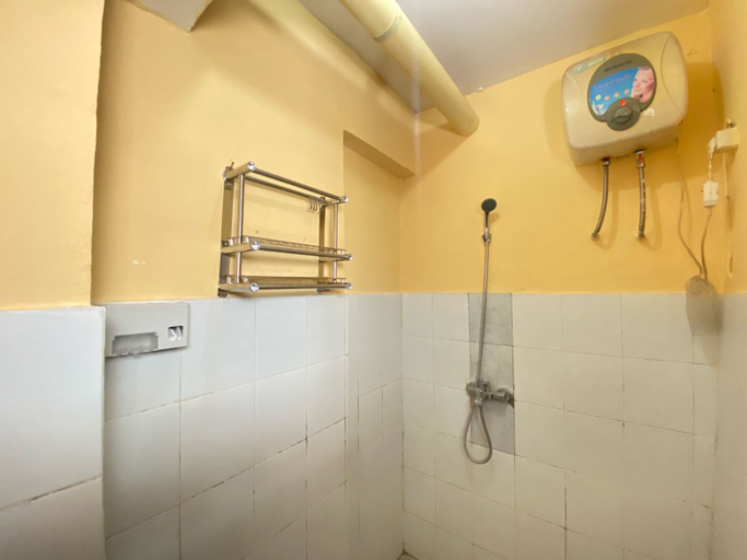 Bathroom 3, Cozy 2BR at Gateway Ahmad Yani Cicadas Apartment By Travelio, Bandung