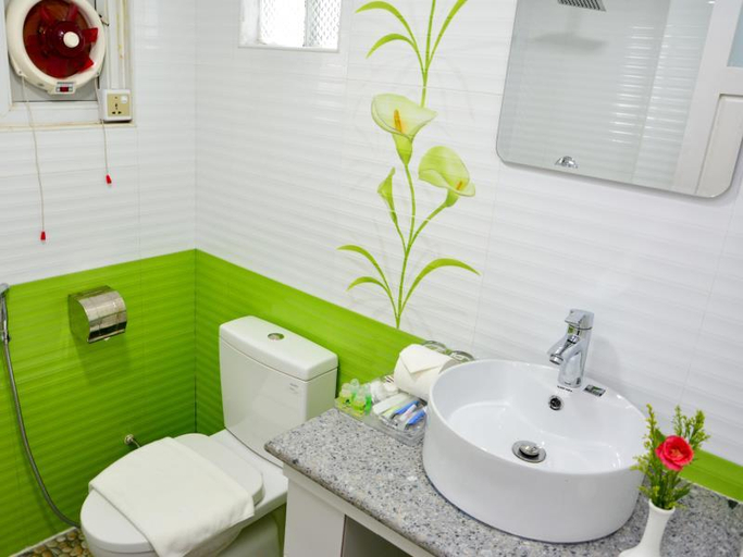 Bathroom, Kaung Myint Hotel, Mandalay