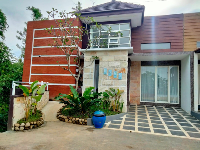Exterior & Views 2, Villa Yatie Kota Batu, Malang