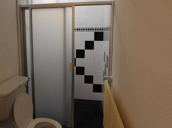 Bathroom 3, Primrose Bungalow, K.F.G. & G. Korale
