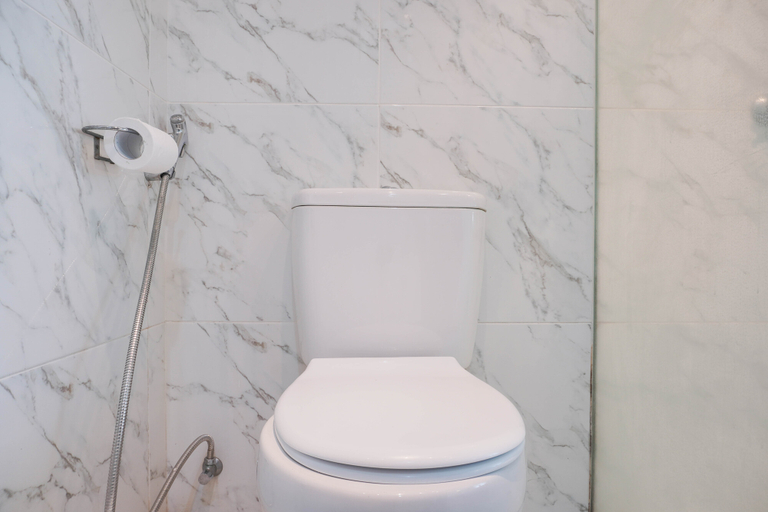 Bathroom 5, Elegant Studio Apartment at Thamrin Executive By Travelio, Central Jakarta