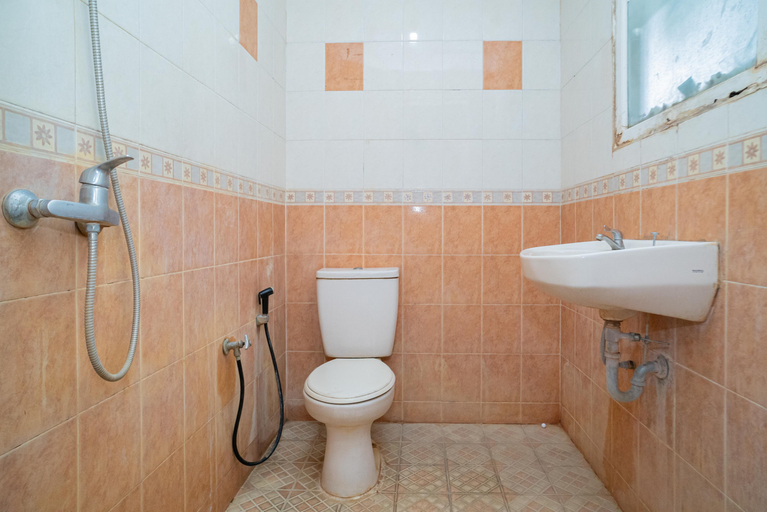Bathroom 4, RedDoorz near Rumah Sakit Baptis Kediri, Kediri