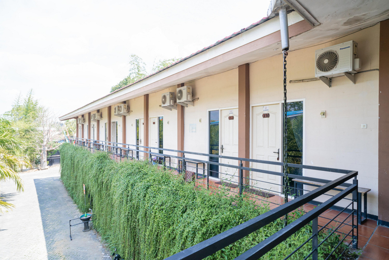 Exterior & Views 2, RedDoorz Plus Syariah @ Lotus Hotel Bojonegoro, Bojonegoro
