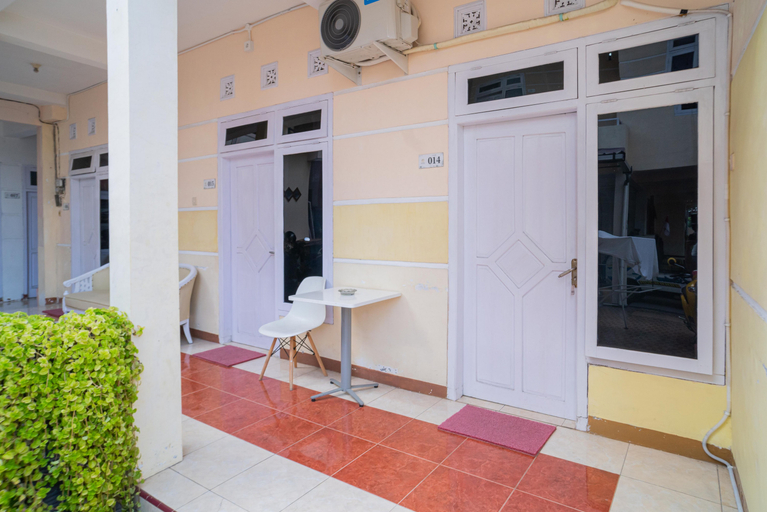 Exterior & Views 2, RedDoorz Syariah @ Aura Homestay, Ponorogo