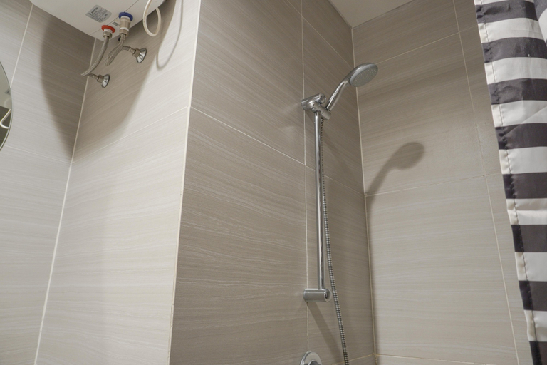 Bathroom 5, Warm and Comfort Studio Room at West Vista Apartment By Travelio, Jakarta Barat
