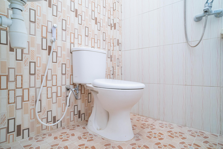 Bathroom 3, RedDoorz Syariah @ Selomangleng Kediri, Kediri