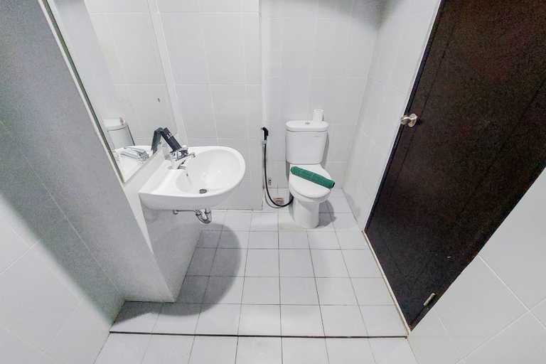 Bathroom 5, Comfort and Simple 1BR at Casa De Parco Apartment By Travelio, Tangerang Selatan