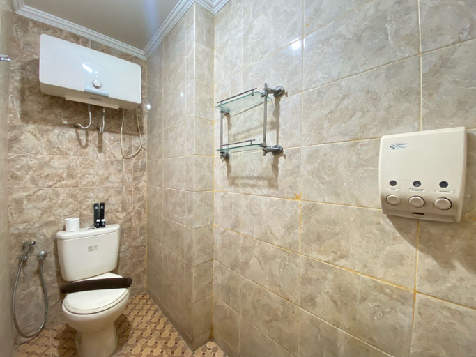 Bathroom 5, Minimalist Spacious Studio Room at Apartment Galeri Ciumbuleuit 1 By Travelio, Bandung