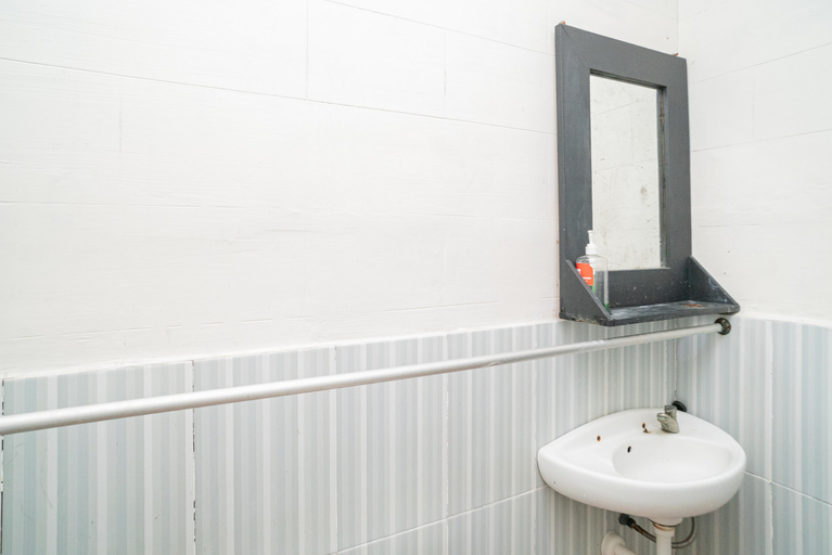 Bathroom 4, RedDoorz Plus Syariah @ Lotus Hotel Bojonegoro, Bojonegoro