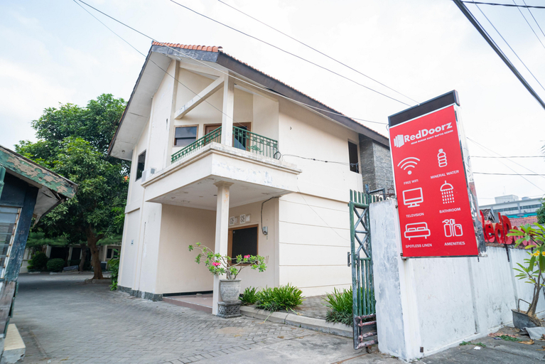 Exterior & Views 2, RedDoorz near Rumah Sakit Baptis Kediri, Kediri