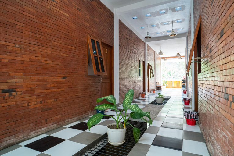 Public Area 2, RedDoorz Syariah @ Selomangleng Kediri, Kediri