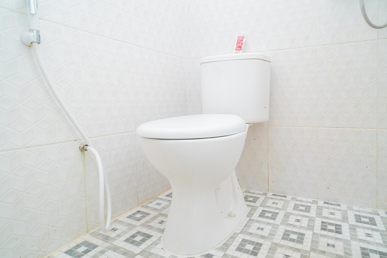Bathroom 4, RedDoorz Syariah @ Aura Homestay, Ponorogo
