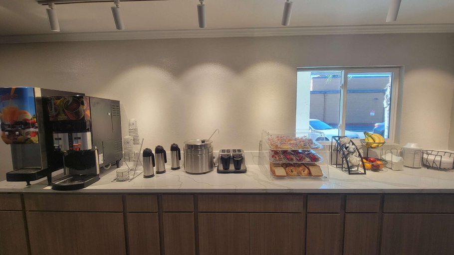 Food & Drinks 5, SureStay Hotel by Best Western Chula Vista San Die, San Diego