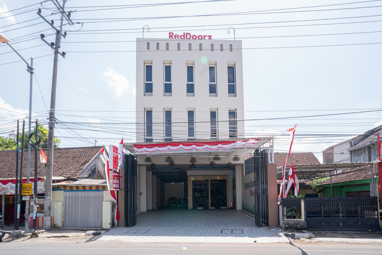 Exterior & Views 2, RedDoorz Plus @ Jalan Pemuda Timur Bojonegoro, Bojonegoro
