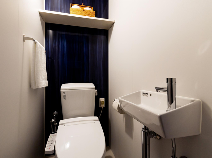 Bathroom 5, The Moana, Chatan