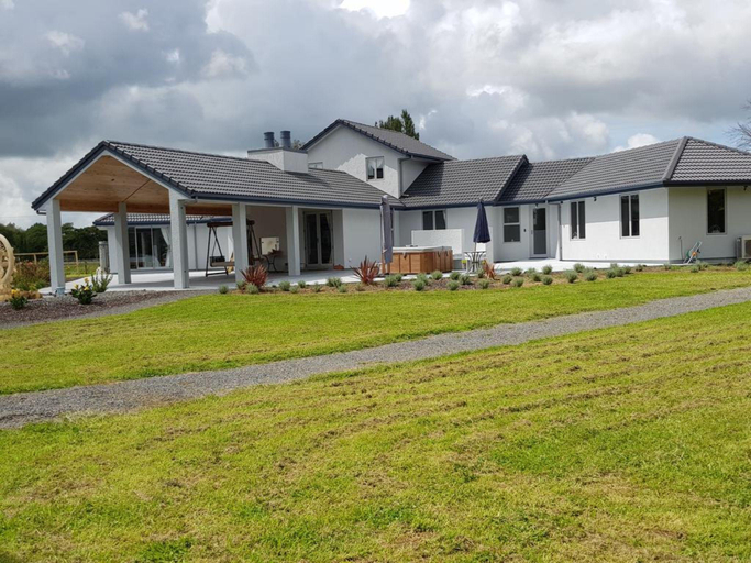 Others 4, Bruntwood Lodge, Waikato