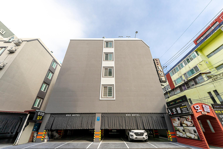 Exterior & Views