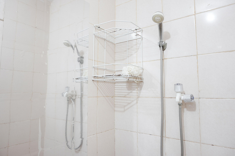 Bathroom 5, Nice and Elegant Studio at Sunter Park View Apartment By Travelio, North Jakarta