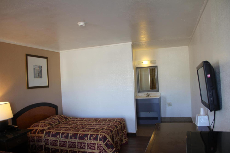 Bedroom 3, LoneStar Inn & Suites, Grayson
