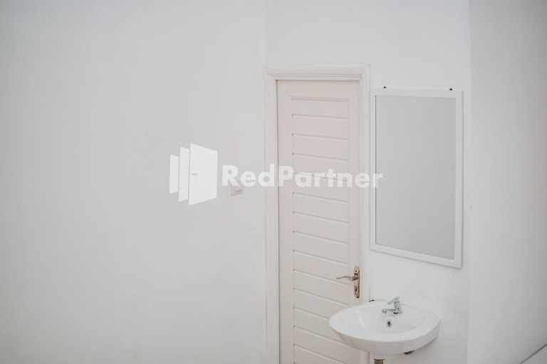Bathroom 4, DManggo Guest House Syariah RedPartner, Tasikmalaya