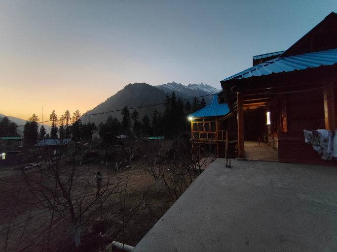 Exterior & Views