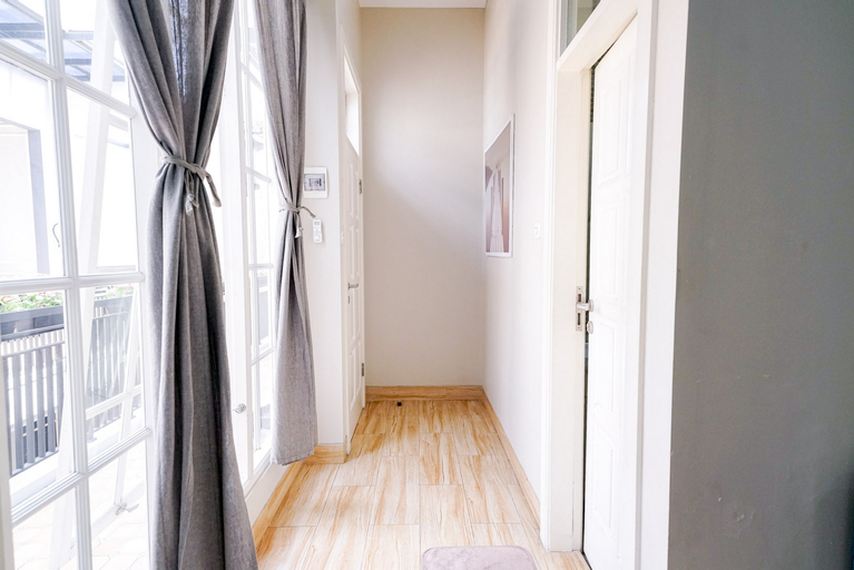 Public Area 3, RedDoorz Premium near RS Pondok Indah La Maison, Jakarta Selatan
