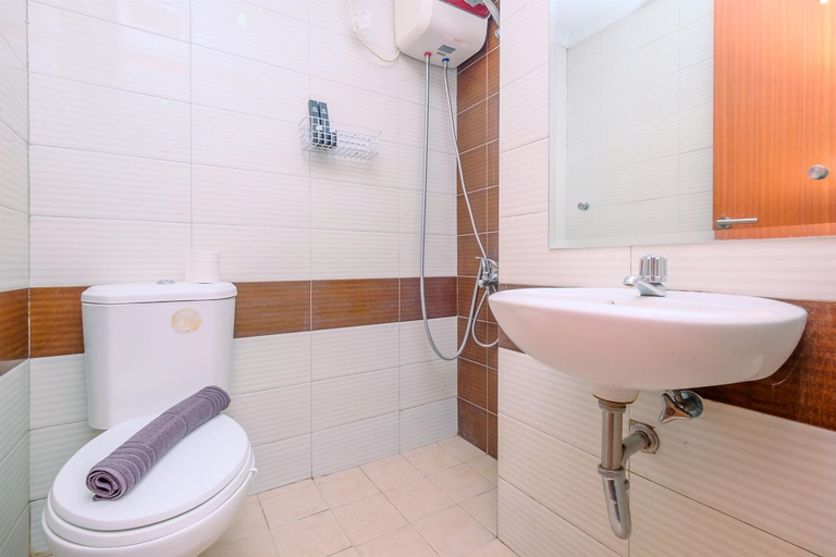 Bathroom 5, Fully Furnished and Comfy Studio Apartment Margonda Residence 3 By Travelio, Depok
