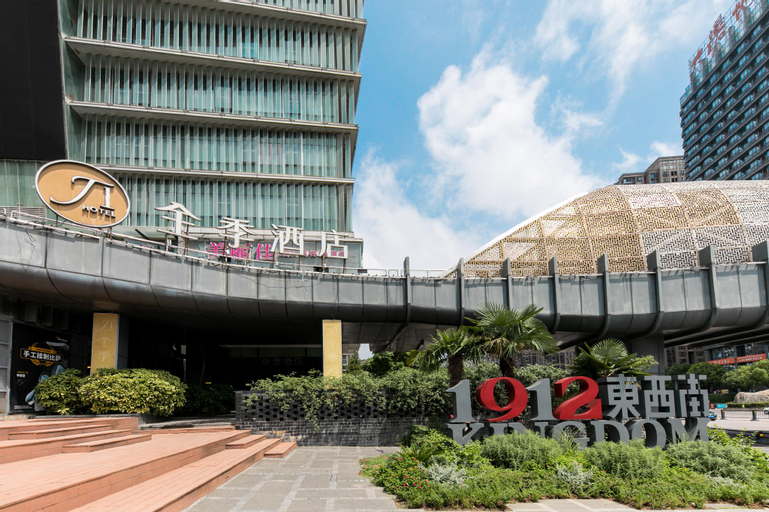 Exterior & Views 11
