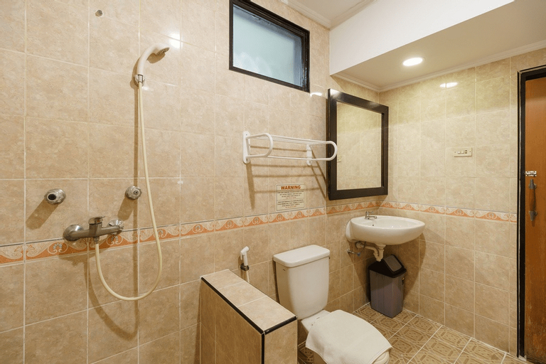 Bathroom 4, RedDoorz Plus near Ancol, North Jakarta