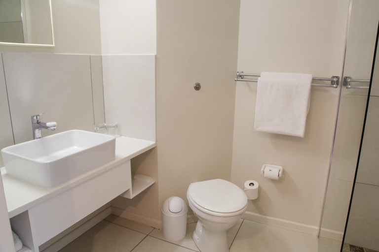 Bathroom 5, Windsor Hotel, Overberg