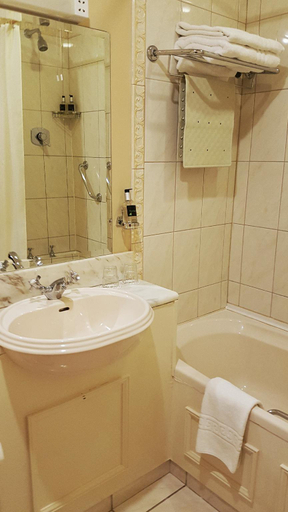 Bathroom 4, The Moorings Guesthouse & Seafood Restaurant