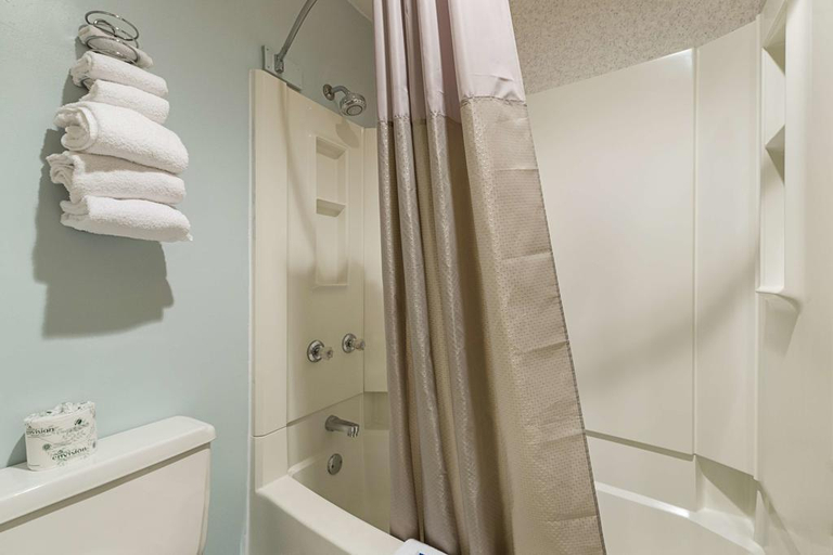 Bathroom, Motel 6 Moline Il, Rock Island