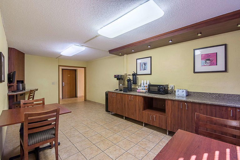 Food & Drinks 5, Motel 6 Moline Il, Rock Island