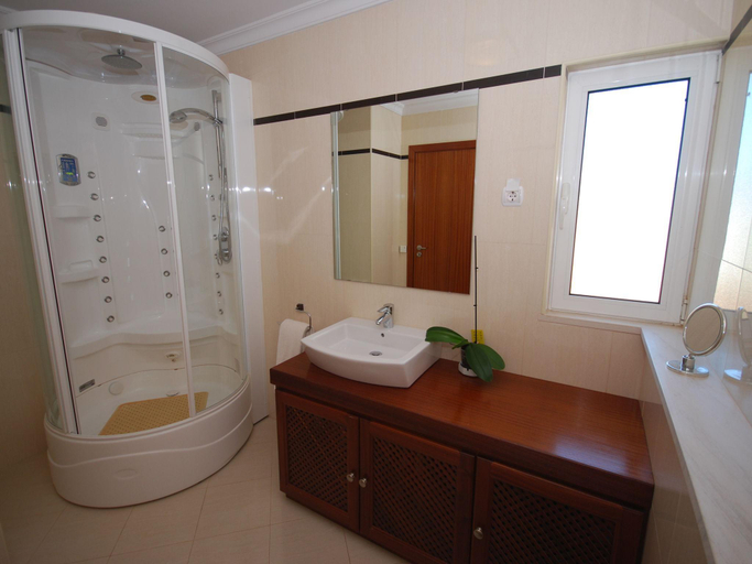 Others 3, Lavish Villa with Private Swimming Pool, Albufeira