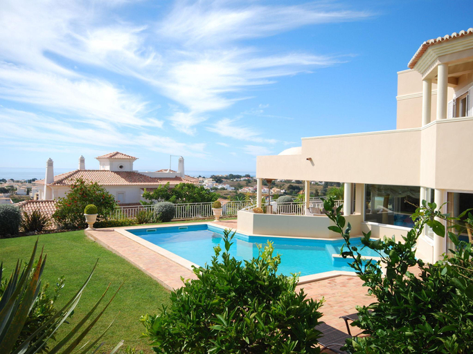 Others 5, Lavish Villa with Private Swimming Pool, Albufeira