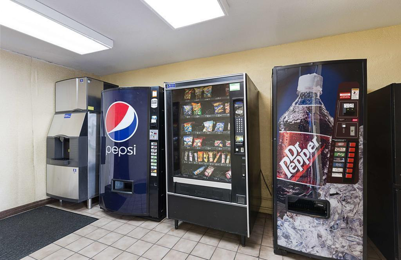 Food & Drinks 4, Motel 6 Moline Il, Rock Island
