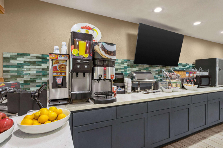 Food & Drinks 5, Super 8 by Wyndham Ankeny/Des Moines Area, Polk
