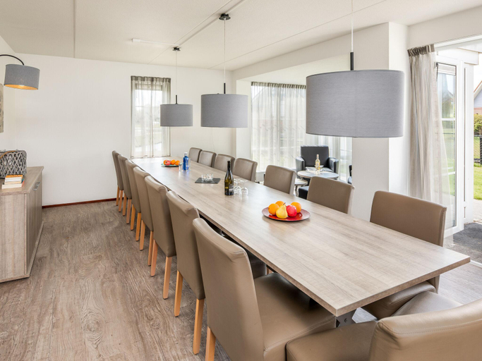 Others 4, Modern Villa with Jacuzzi, Noord-Beveland