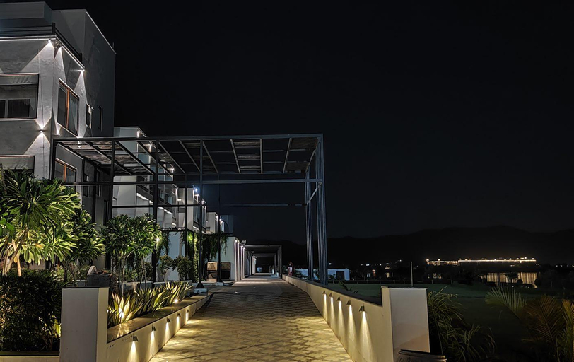 Exterior & Views