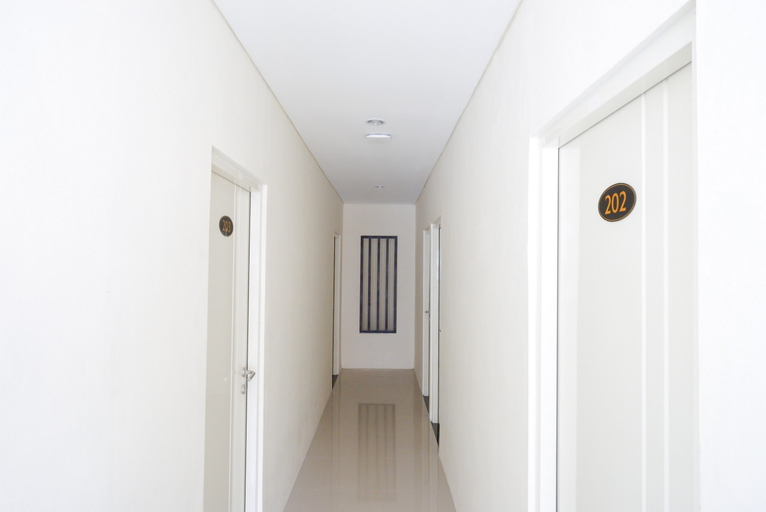 Public Area 3, RedDoorz Plus near Pasar Gede Solo, Solo