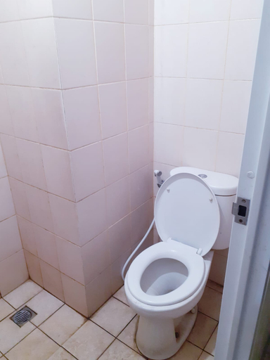 Bathroom 5, Serpong Greenview Apartment by Farida Property, South Tangerang