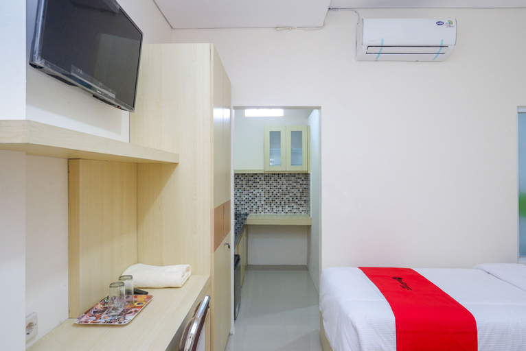 Bedroom 4, RedDoorz Plus near Pasar Gede Solo, Solo