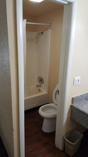 Bathroom 4, Mentor Home Inn, Lake