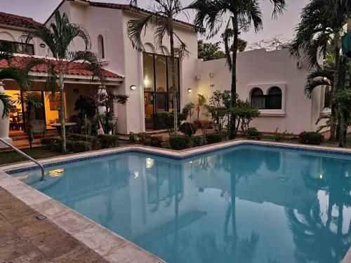 Casa del Arte, a luxury beachfront villa with private pool, Tela