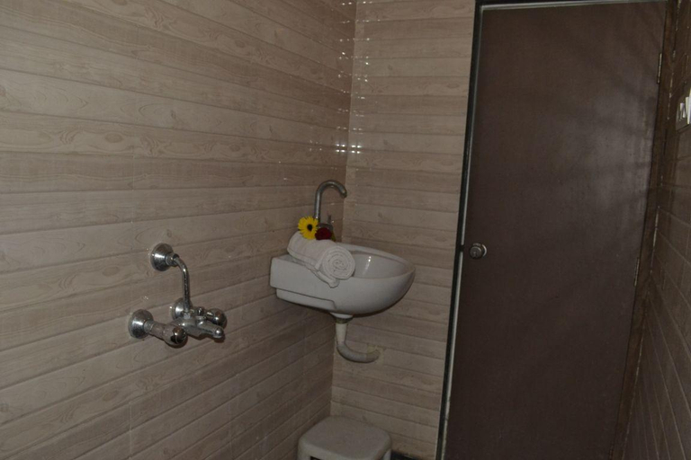 Bathroom 2, Hotel Safari, Chandrapur